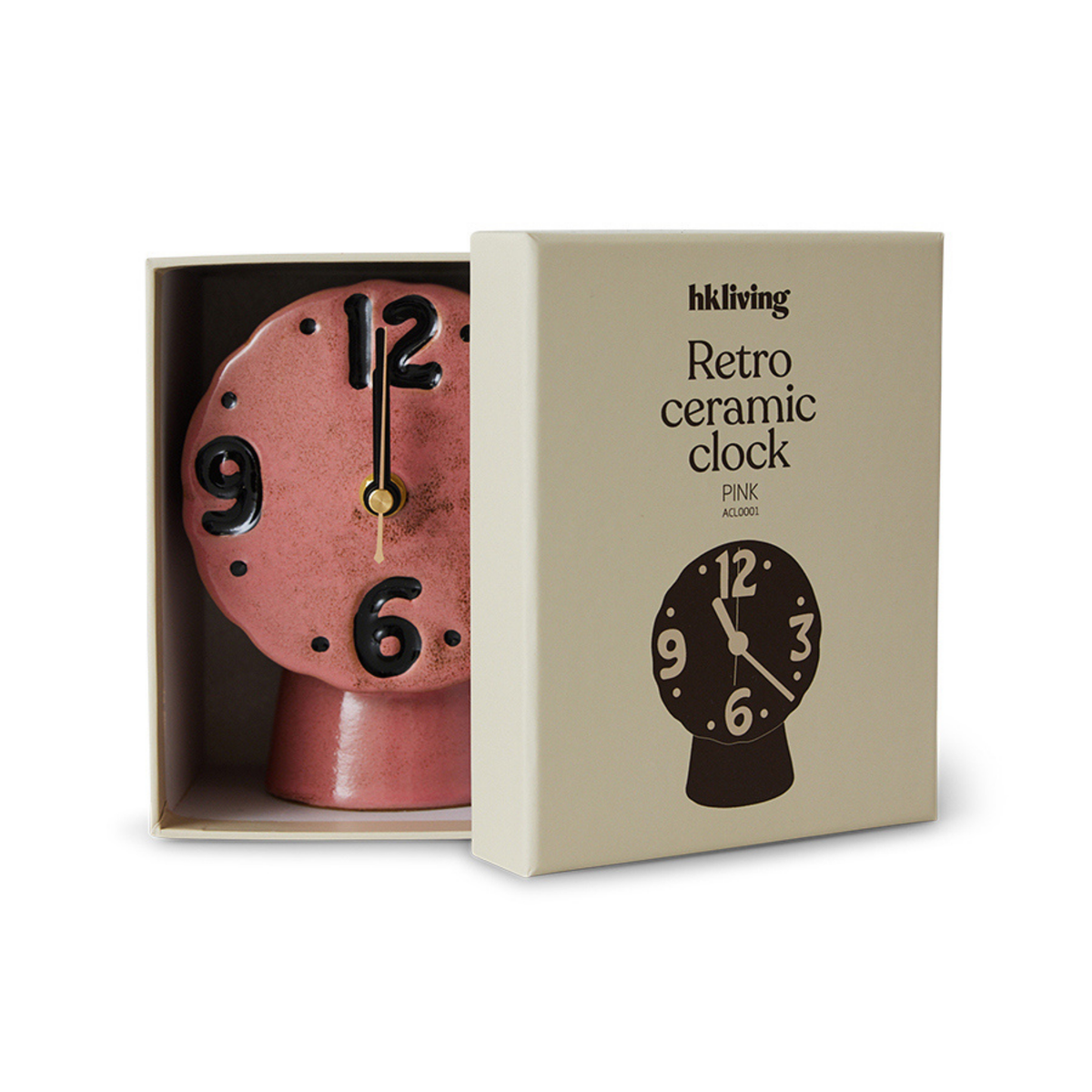 De HK Living Retro Klok Roze van HK Living wordt geleverd in een doos met de naam ‘HK Living Retro Klok Roze’ en een afbeelding van deze retroklok met zwarte cijfers.