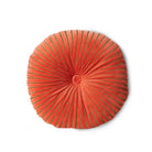 De HK Living Ripple Rond Kussen Sienna D50 is een rond, koraaloranje kussen met een centrale knoop en sunburst plooien, geïnspireerd op Sienna tinten. Weergegeven op een witte achtergrond.