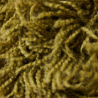 Close-up van dichte, krullende geelgroene vezels in de HK Living Rugged Kussen Olijfgroen 50/50, die de ingewikkelde textuur en rijke olijfgroene tint van HK Living laten zien.