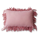 De HK Living Rugged Kussen Roze 70/45 is een rechthoekig roze kussen met zachte hoogpolige structuurstof en dikke gedraaide franjes, die de kenmerkende stoere kussenontwerpen van HK Living weerspiegelen. Afgebeeld op een witte achtergrond.