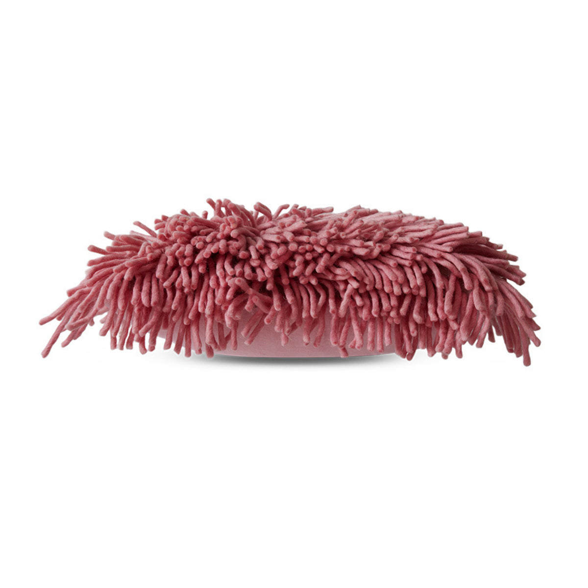 De HK Living Rugged Kussen Roze 70/45 is een rond, roze kussen met lange, zachte, noedelachtige structuurdraden en een hoogpolige structuur die het oppervlak bedekt, afgebeeld tegen een witte achtergrond.