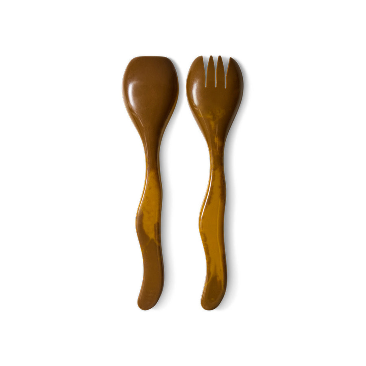 De HK Living Saladebestek Oker 2 st. set bestaat uit een lepel en vork met golvende handvatten, elegant naast elkaar geplaatst op een witte achtergrond-een stijlvol cadeau van HK Living.