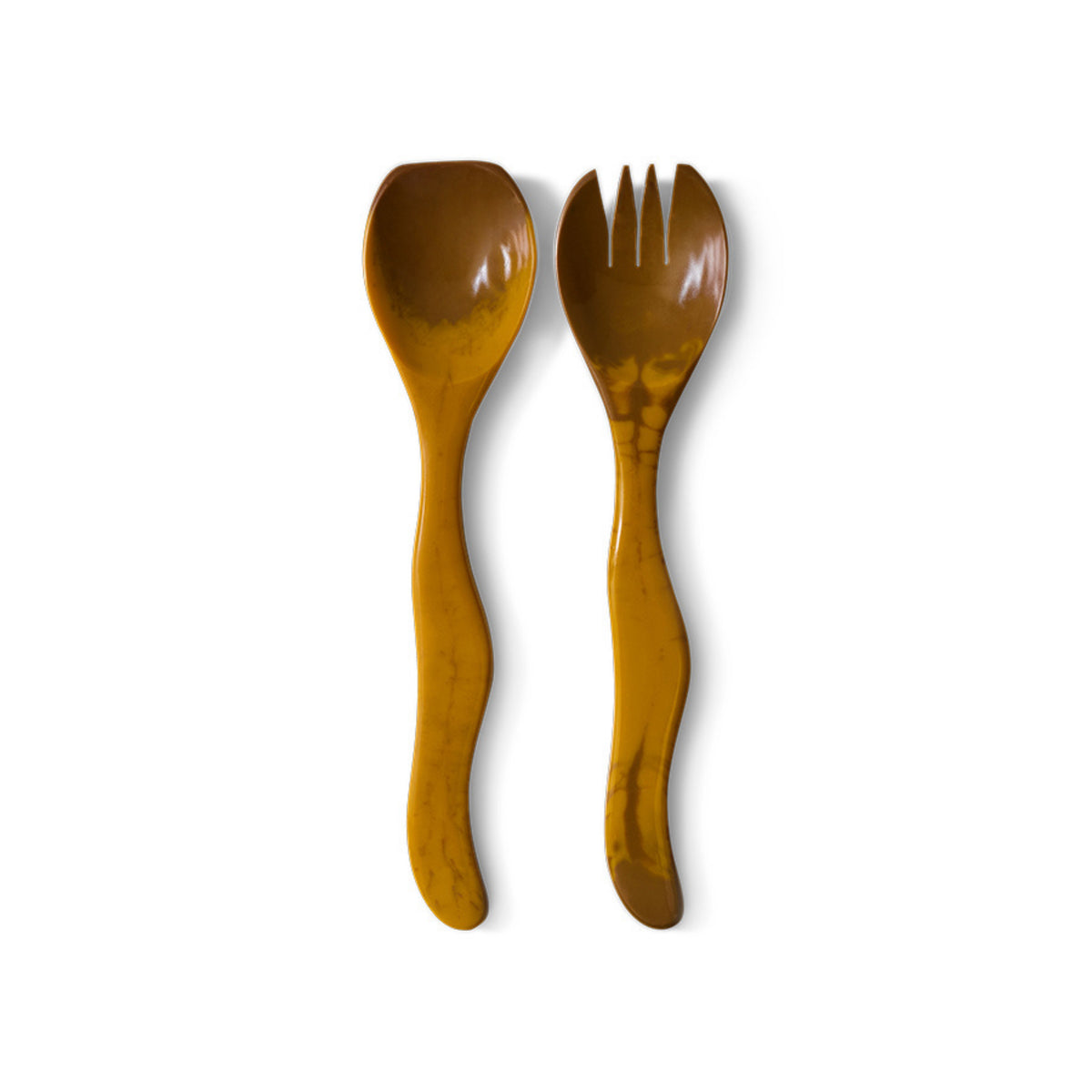 De HK Living Saladebestek Oker 2 st. set - bestaande uit een lepel en vork met golvende handvatten en glanzende afwerking - ligt naast elkaar op een witte achtergrond, waardoor het een ideaal cadeau is van HK Living.
