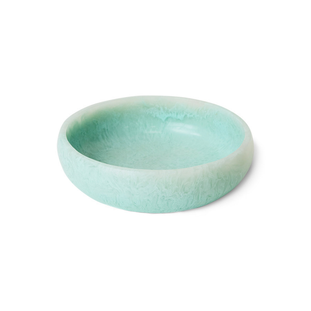 De HK Living Saladekom Mint D26 is een ondiepe, ronde schaal van keramiek met een gladde, glanzende mintkleurige afwerking en subtiel gemarmerde textuur van HK Living, afgebeeld op een witte achtergrond.