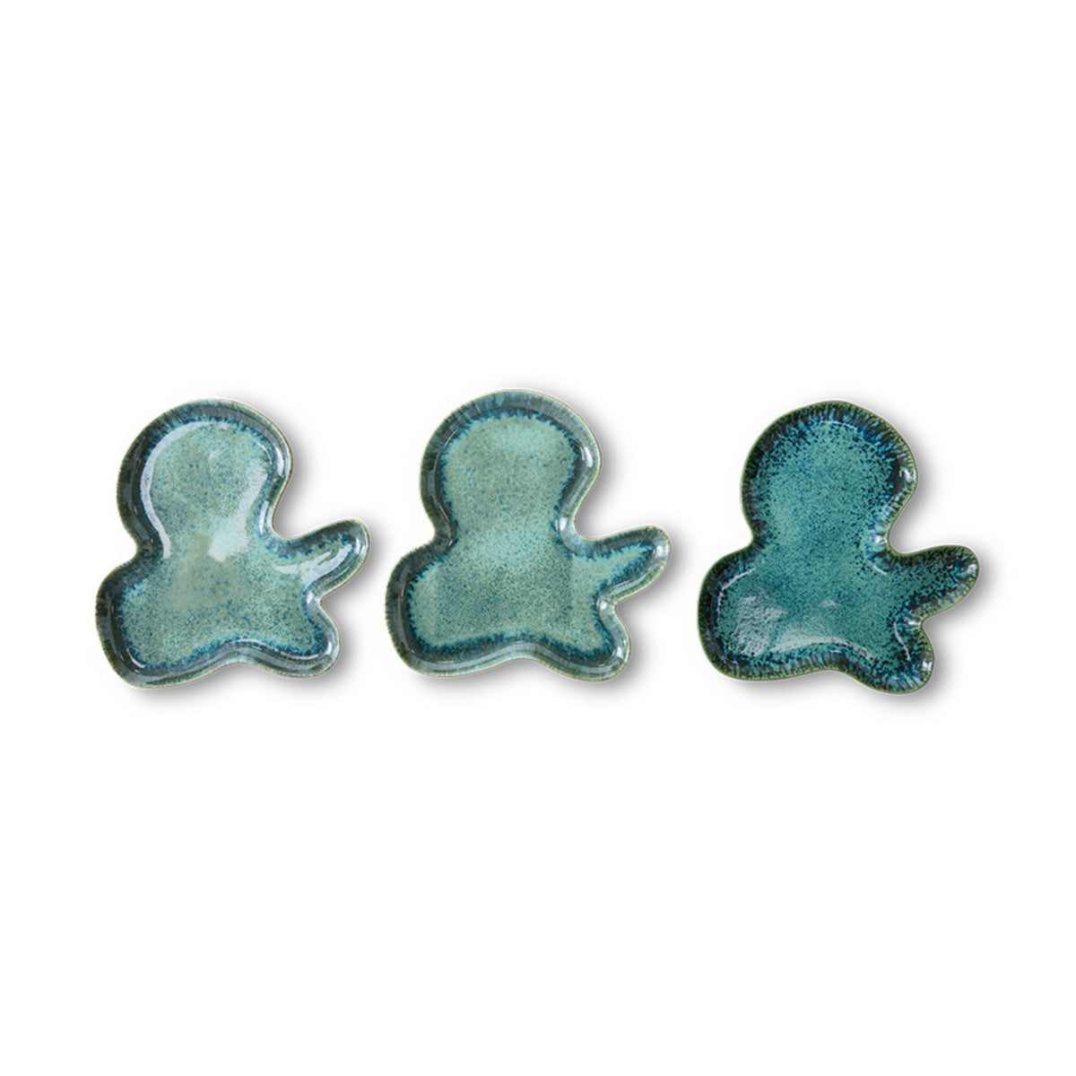 Drie kleine HK Living Shell Schaal Teal kommen van keramiek, in abstracte figuurvormen met uitgestrekte armen en een blauwgroen glazuur, staan op een rij op een witte achtergrond.