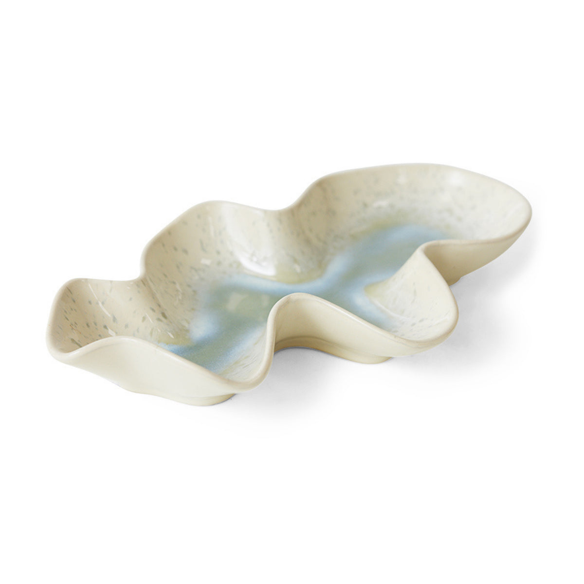 De HK Living Shell Serveerschaal Oyster is een crèmekleurige, golvende schaal van keramiek met een glanzende, blauwgetinte binnenkant. De abstracte, organische vorm maakt hem ideaal als maritieme tafeldecoratie, vooral tegen een witte achtergrond.