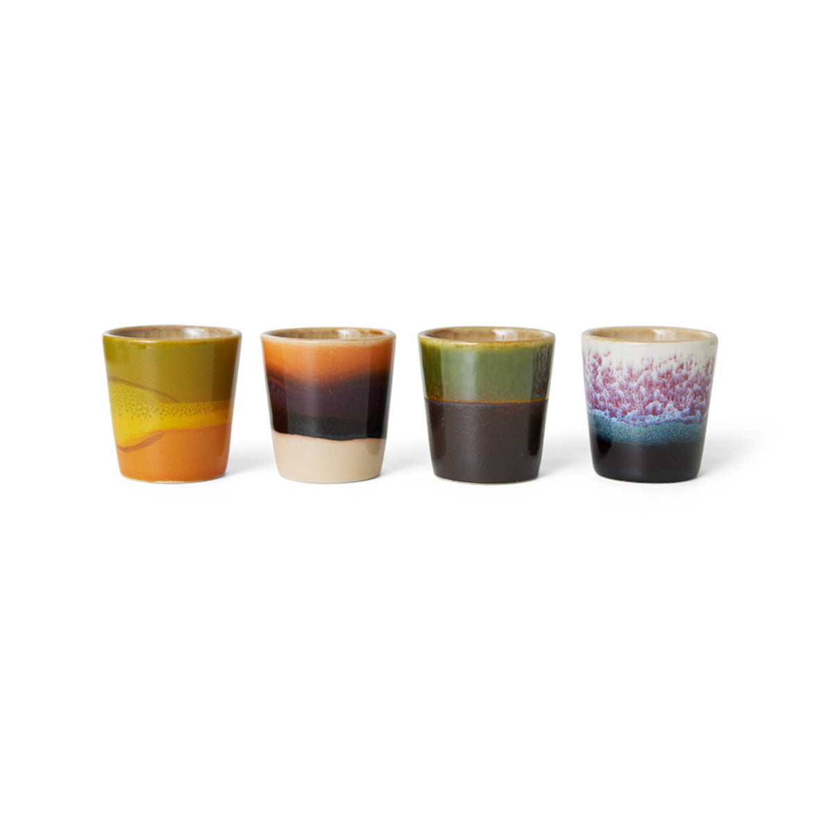 Vier HK Living 70s Ceramics Eierdop Island-kopjes staan op een rij op een witte achtergrond, elk met unieke retro-geïnspireerde kleuren en glazuren in geel, oranje, groen, blauw en meer.