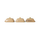 Drie HK Living 70s Ceramics Botervlootje Breeze botervlootjes met deksels staan naast elkaar op een witte achtergrond, elk met subtiele spikkels en textuurvariaties voor een charmante retrolook.