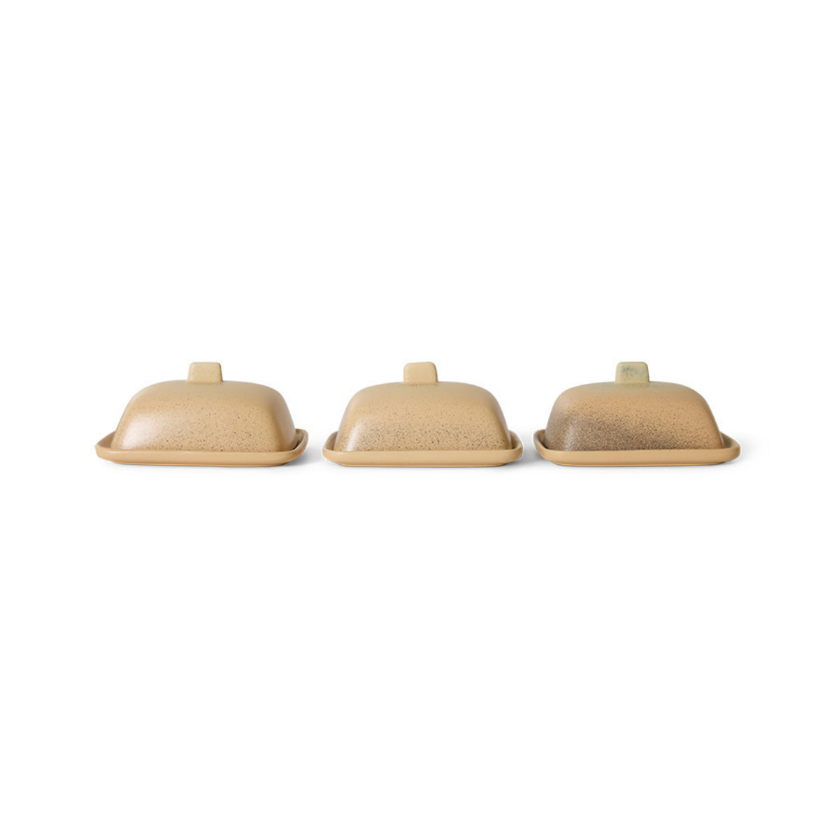 Drie HK Living 70s Ceramics Botervlootje Breeze botervlootjes met deksels staan naast elkaar op een witte achtergrond, elk met subtiele spikkels en textuurvariaties voor een charmante retrolook.
