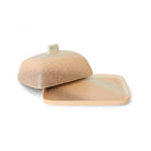 Het HK Living 70s Ceramics Botervlootje Breeze heeft een rechthoekige basis van keramiek en een afgeronde deksel in gespikkeld beige en bruin, met een kleine knop bovenop en een licht gekanteld ontwerp, geïnspireerd op klassiek jaren 70 keramiek.