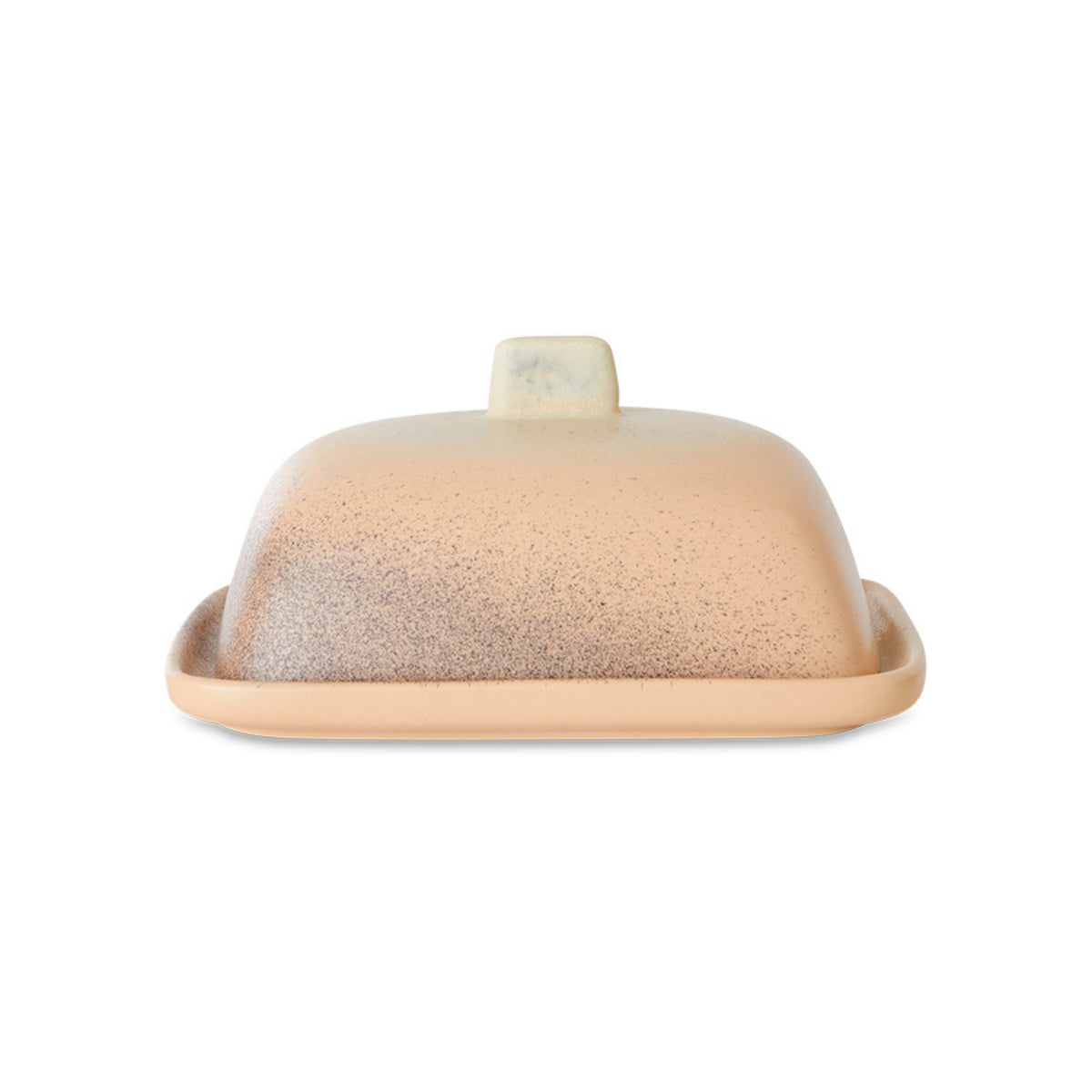 Het HK Living 70s Ceramics Botervlootje Breeze botervlootje heeft een zacht beige en bruin kleurverloop, een rechthoekige basis en een gewelfd deksel met een vierkant handvat, wat de kenmerkende retrostijl van het merk weerspiegelt.