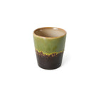 De HK Living 70s Ceramics Koffiekop Algae heeft een glanzend groene bovenkant die overgaat in bruin met een aards verloop. Deze gladde, cilindervormige beker van HK Living is afgebeeld tegen een witte achtergrond.