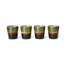 Vier HK Living 70s Ceramics Koffiekop Algae bekers met afgeronde randen, glanzend groene bovenkant en donkerbruine onderkant staan op een rij tegen een witte achtergrond.