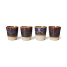 Vier HK Living 70s Ceramics Koffiekop Aurora kopjes, met bruin, crème en blauw glazuur met een golvende blauwe lijn bij de rand, staan op een rij tegen een witte achtergrond.