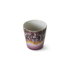 De HK Living 70s Ceramics Koffiekop Blast heeft een glanzend paars en roze kleurverloop met een gemarmerde bruine en gele rand, afgebeeld op een effen witte achtergrond.