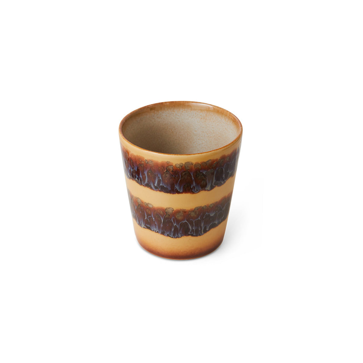De HK Living 70s Ceramics Koffiekop Cliffs heeft een keramische constructie met een lichtbruine basis en twee donkerbruin geglazuurde banden, die een retro look creëren tegen een frisse witte achtergrond.