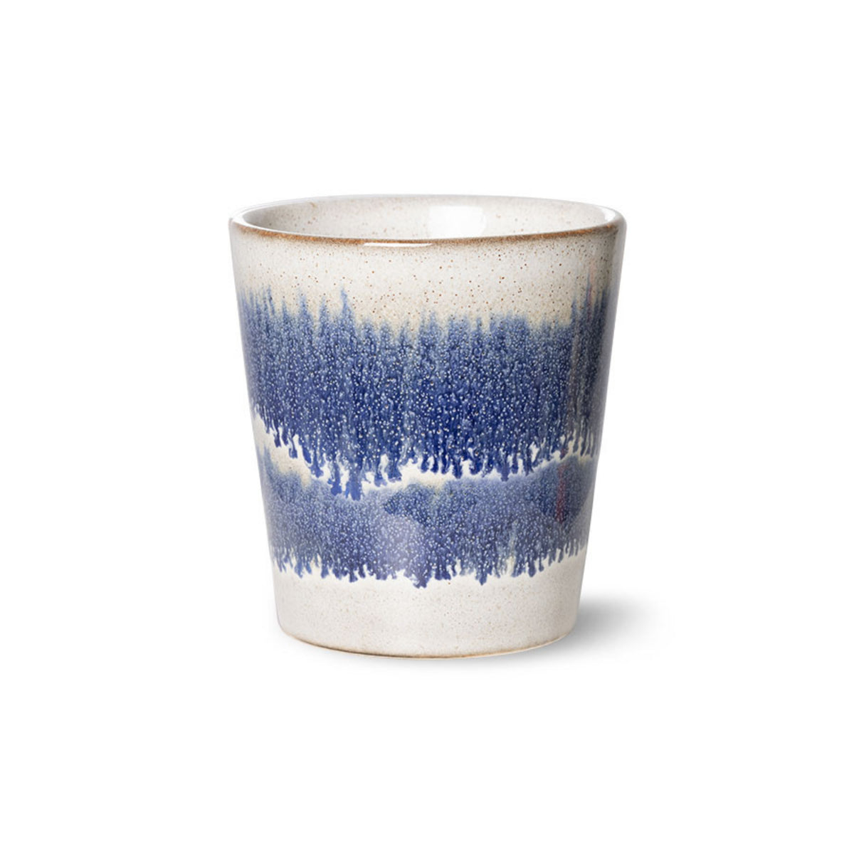 De HK Living 70s Ceramics Koffiekop Cosmos is een keramische beker met een licht taps toelopende vorm, glanzend witte basis en blauw penseelstreek-achtig structuurglazuur rond het midden, geïnspireerd op retro design. Afgebeeld tegen een effen witte achtergrond.