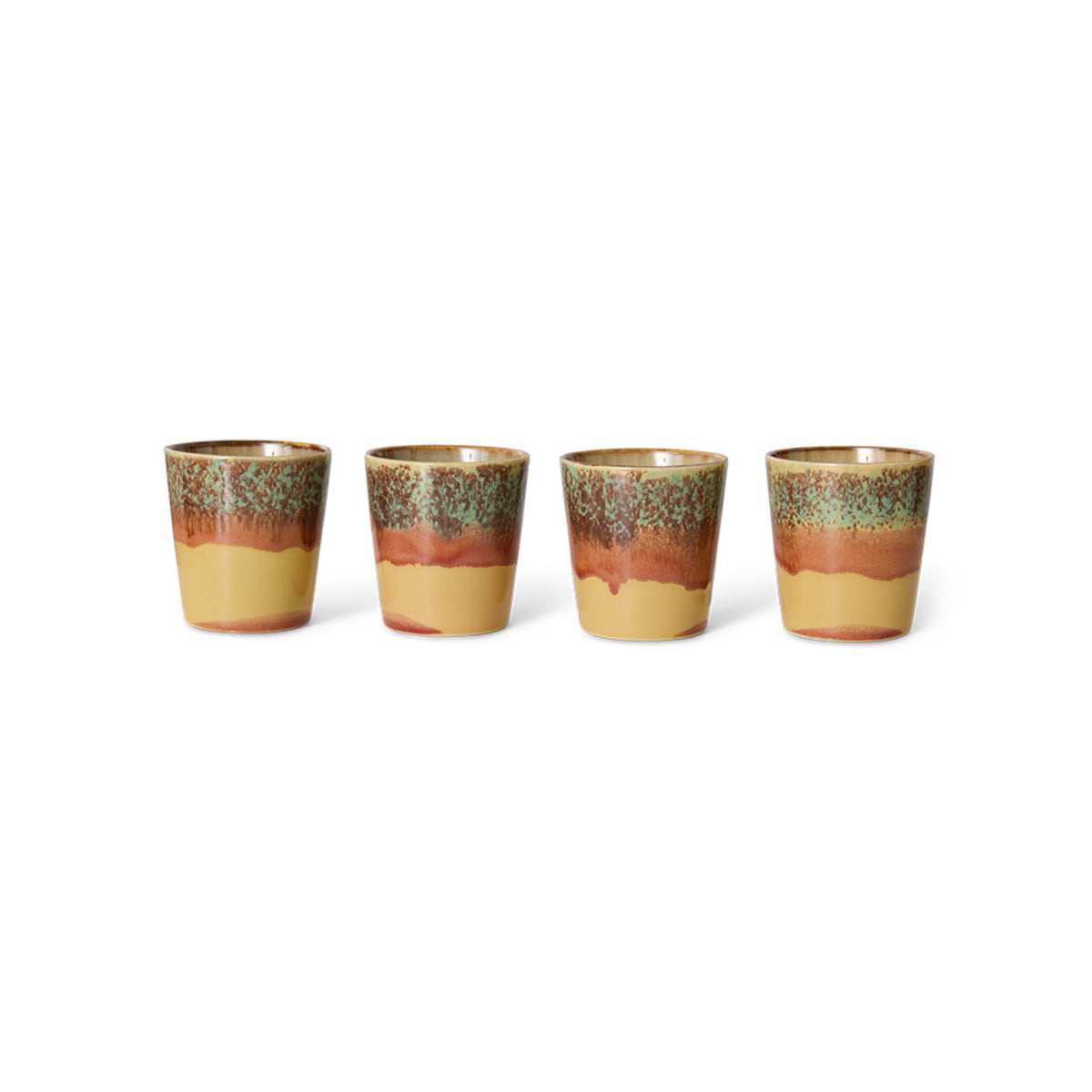 Vier HK Living 70s Ceramics Koffiekop Cove kopjes, met een glanzend veelkleurig groen, bruin en geel glazuur, staan op een rij tegen een witte achtergrond voor een retro tintje in elke omgeving.