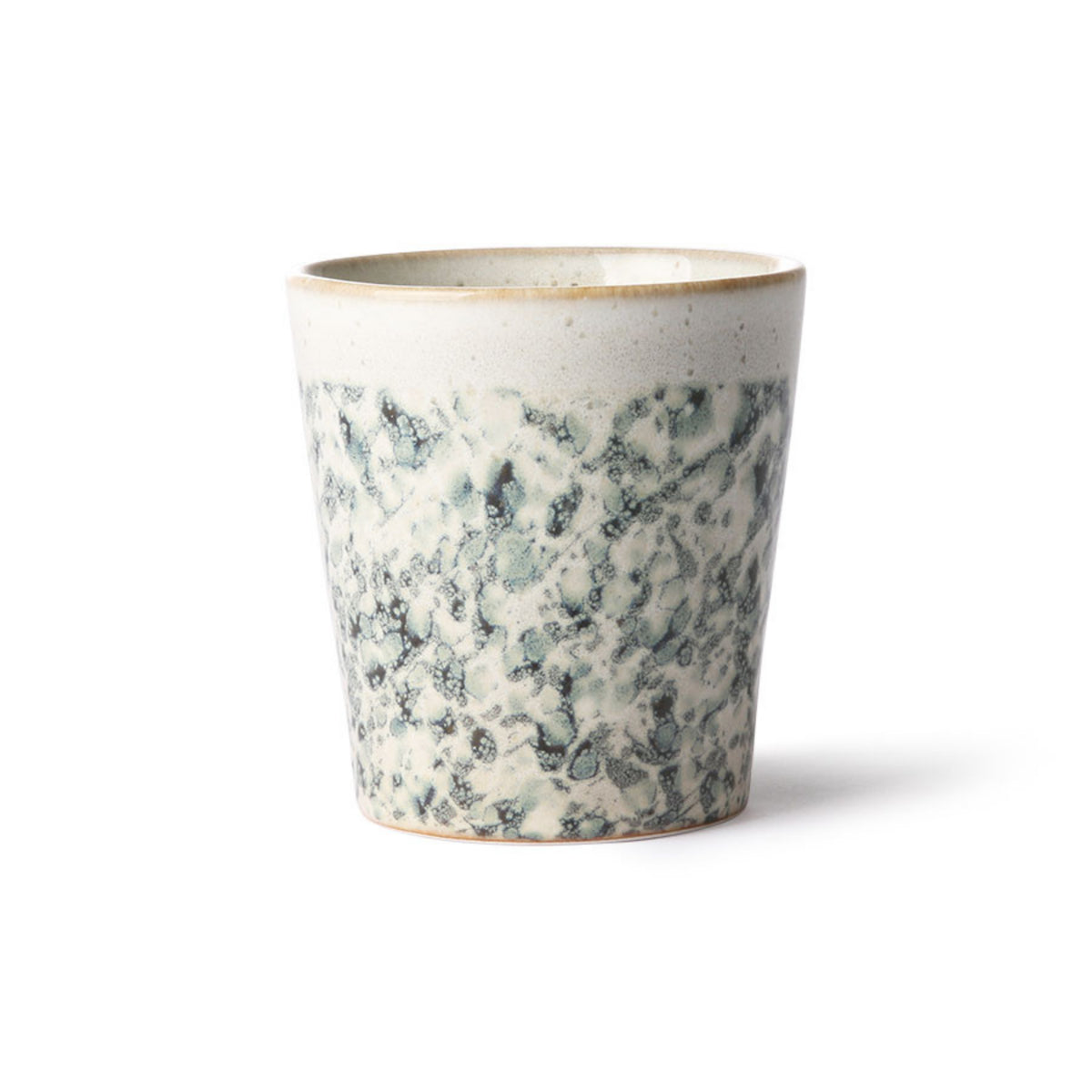 De HK Living 70s Ceramics Koffiekop Hail heeft een licht uitlopende rand en een retro gespikkeld wit en blauwgrijs glazuur, dat de vintage stijl weerspiegelt, afgebeeld tegen een effen witte achtergrond.