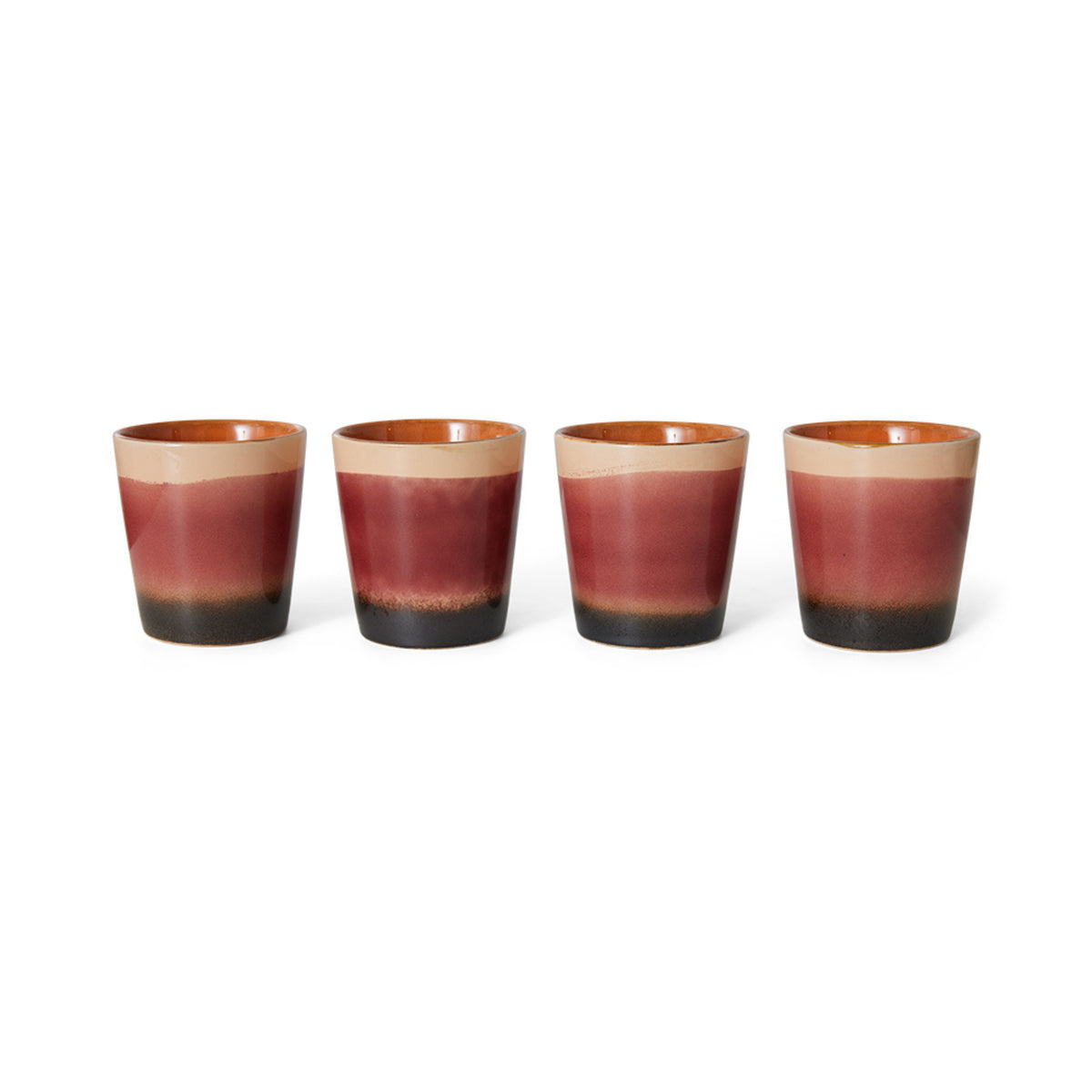 Vier HK Living 70s Ceramics Koffiekop Rise kopjes met een kleurverloop in bruin-, rood- en zwarttinten staan op een rij op een witte achtergrond.