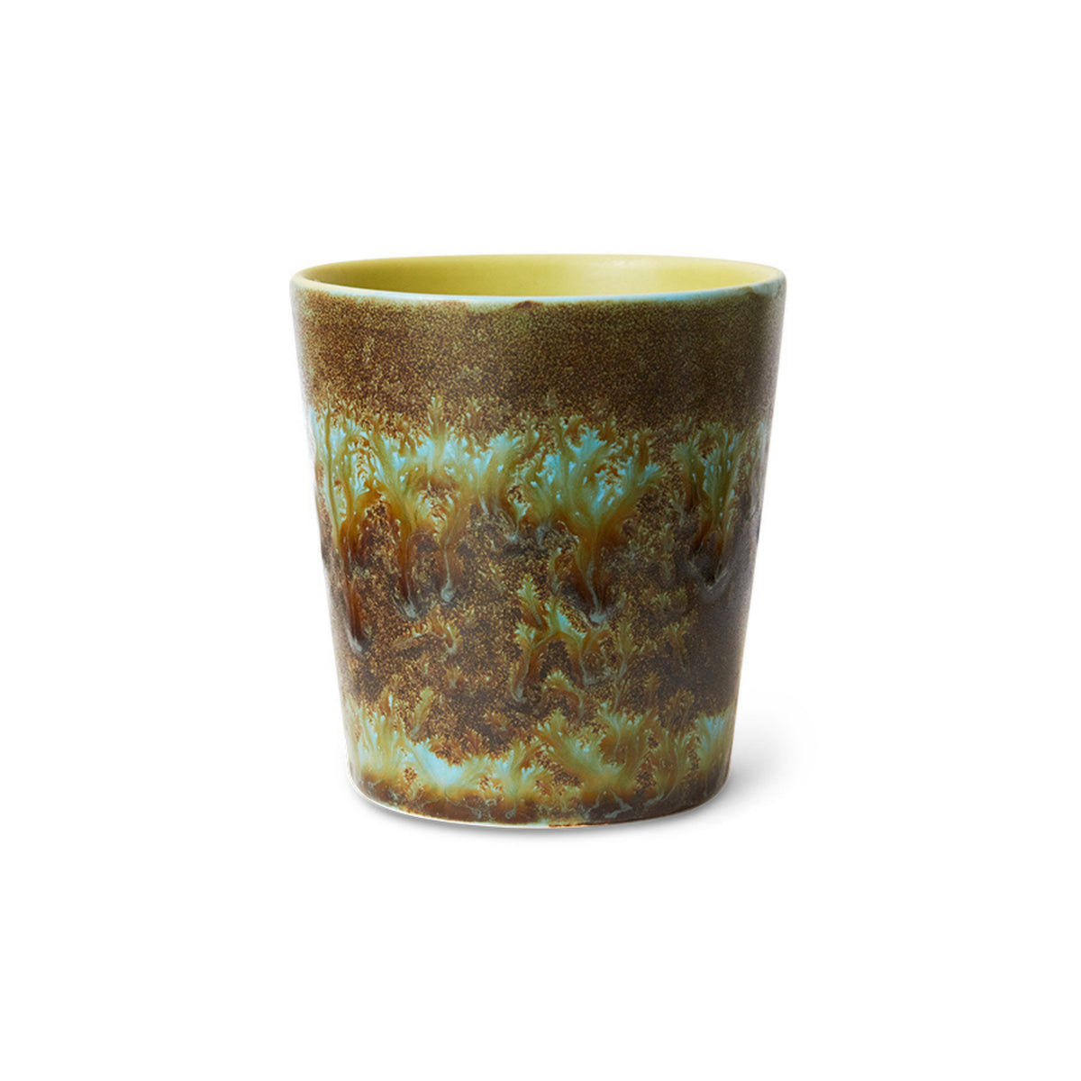 De HK Living 70s Ceramics Koffiekop Tidal beker heeft een glanzend, getextureerd glazuur in bruin, groen, blauw en geel met een organisch gemarmerd patroon op een witte basis voor een retro vibe geïnspireerd door het HK Living merk.