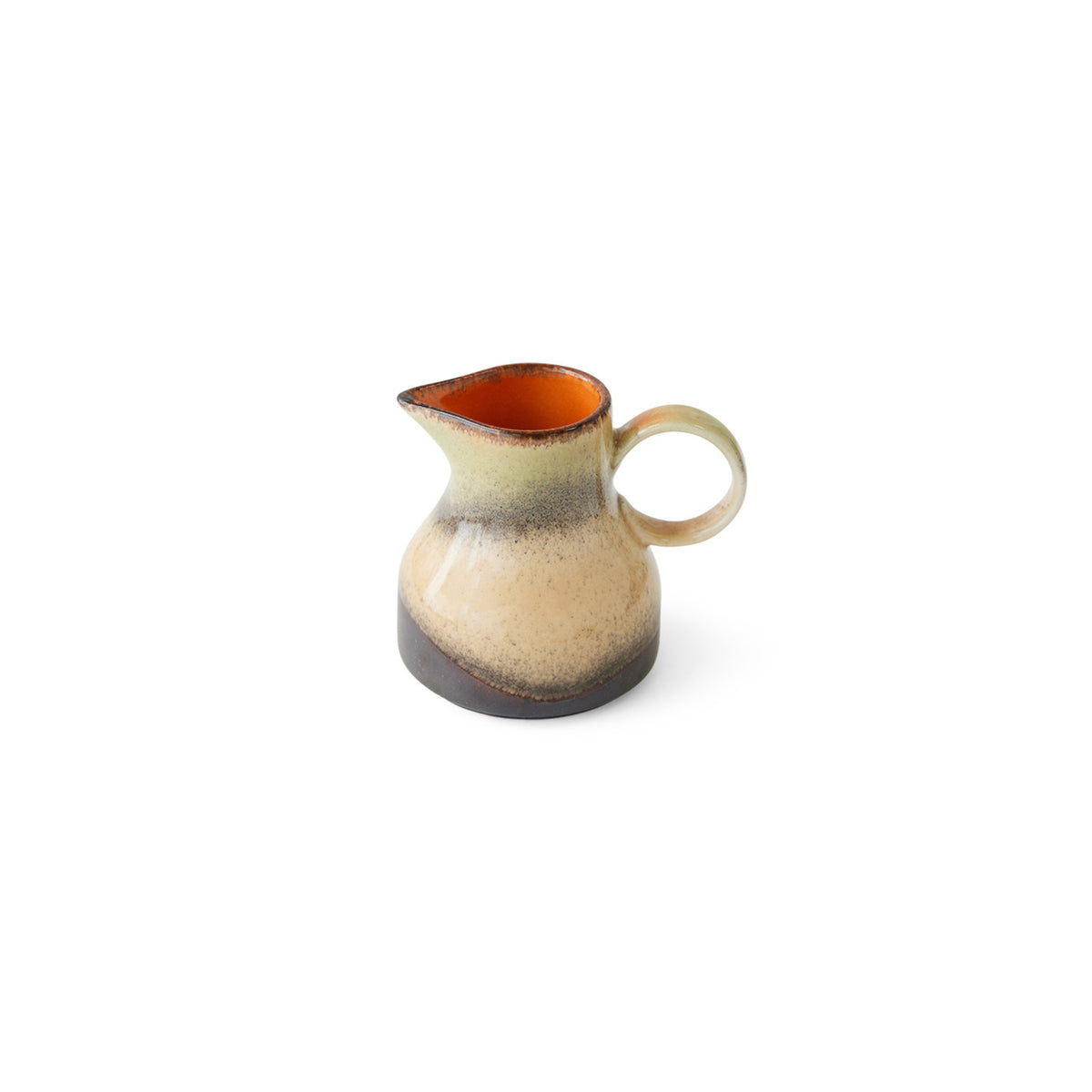 Het HK Living 70s Ceramics Melkkannetje 8AM is een kleine keramische kan met een ronde basis, breed handvat, beige buitenkant met donkerbruin kleurverloop en levendig oranje binnenkant, die de retro jaren 70 stijl weerspiegelt. Afgebeeld tegen een witte achtergrond.