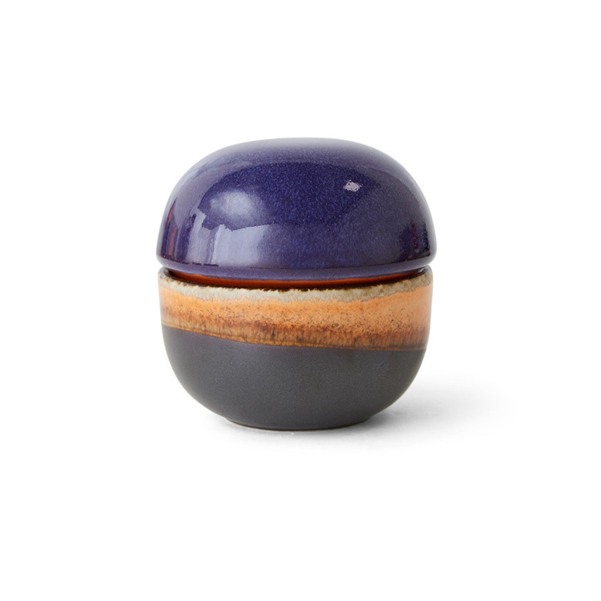 De HK Living 70s Ceramics Suikerpot 4PM is een kleine, ronde suikerpot van keramiek met een glanzend donkerpaars deksel en een kom met retro kleurverlopen van donkergrijs, oranje en bruin. Minimalistisch en modern, tegen een witte achtergrond.
