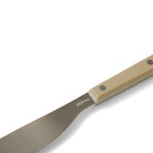 Een close-up van het HK Living 70s Cutlery Tafelmes Olijfgroen van HK Living, met een plat roestvrijstalen lemmet en een olijfgroen handvat, geïnspireerd op jaren 70 bestek. Het mes is afgebeeld tegen een effen witte achtergrond.