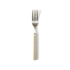 De HK Living 70s Cutlery Tafelvork Olijfgroen is een roestvrijstalen vork met een olijfgroen handvat en drie zilveren klinknagels, geïnspireerd op vintage jaren 70 bestek, rechtopstaand afgebeeld op een witte achtergrond.