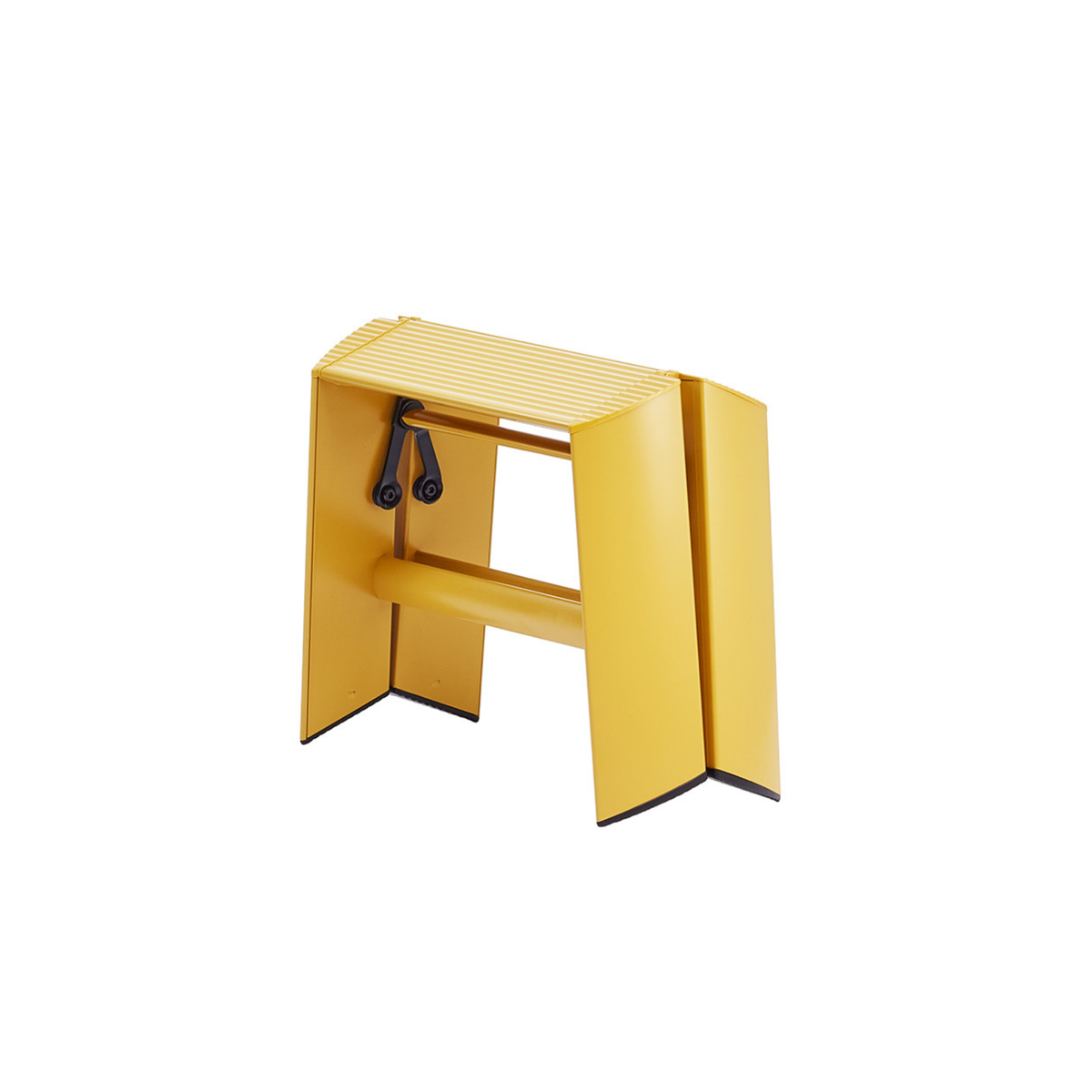 Een compact, modern geel opstapje – de Hasegawa Lucano Ladder 1 Step Geel van Hasegawa – heeft een bovenblad met latten, schuine poten en een handig handvat met twee zwarte wieltjes onder het zitvlak. Het ontwerp is geïnspireerd op de functionaliteit van een aluminium ladder, maar behoudt tegelijkertijd een elegante, gestroomlijnde uitstraling.