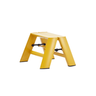 De Hasegawa Lucano Ladder 1 Step Geel van Hasegawa is een compact, modern geel opstapje met brede poten en een vlak bovenvlak voor extra stabiliteit. Zwarte verstevigingen verbinden de poten met elkaar voor extra stevigheid, wat de verfijnde elegantie weerspiegelt die kenmerkend is voor de ontwerpen van Hasegawa. Het product wordt getoond tegen een effen witte achtergrond.