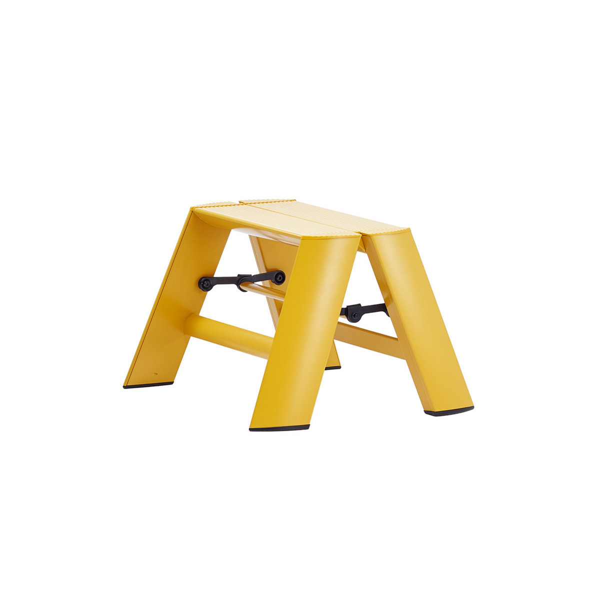 De Hasegawa Lucano Ladder 1 Step Geel van Hasegawa is een compact, modern geel opstapje met brede poten en een vlak bovenvlak voor extra stabiliteit. Zwarte verstevigingen verbinden de poten met elkaar voor extra stevigheid, wat de verfijnde elegantie weerspiegelt die kenmerkend is voor de ontwerpen van Hasegawa. Het product wordt getoond tegen een effen witte achtergrond.