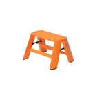 De Hasegawa Lucano Ladder 1 Step Oranje van Hasegawa, met een eenvoudig en stevig oranje kunststof ontwerp dat doet denken aan de iconische stijl van het merk, is gefotografeerd tegen een effen witte achtergrond.
