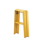 Een ingeklapte Hasegawa Lucano Ladder 2 Step Geel van Hasegawa, met een felgele afwerking, twee brede poten en een bovenplatform met structuur dat is geïnspireerd op Japans design, staat rechtop tegen een witte achtergrond.
