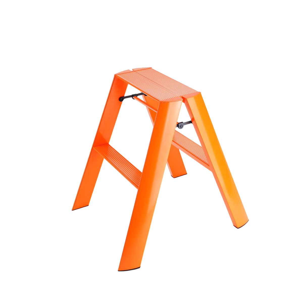 De Hasegawa Lucano Ladder 2 Step Oranje van Hasegawa is een compacte, feloranje klapladder met twee treden, afgebeeld in uitgeklapte toestand tegen een witte achtergrond, waarbij de strakke lijnen, geïnspireerd door de Japanse ontwerpesthetiek, goed tot hun recht komen.