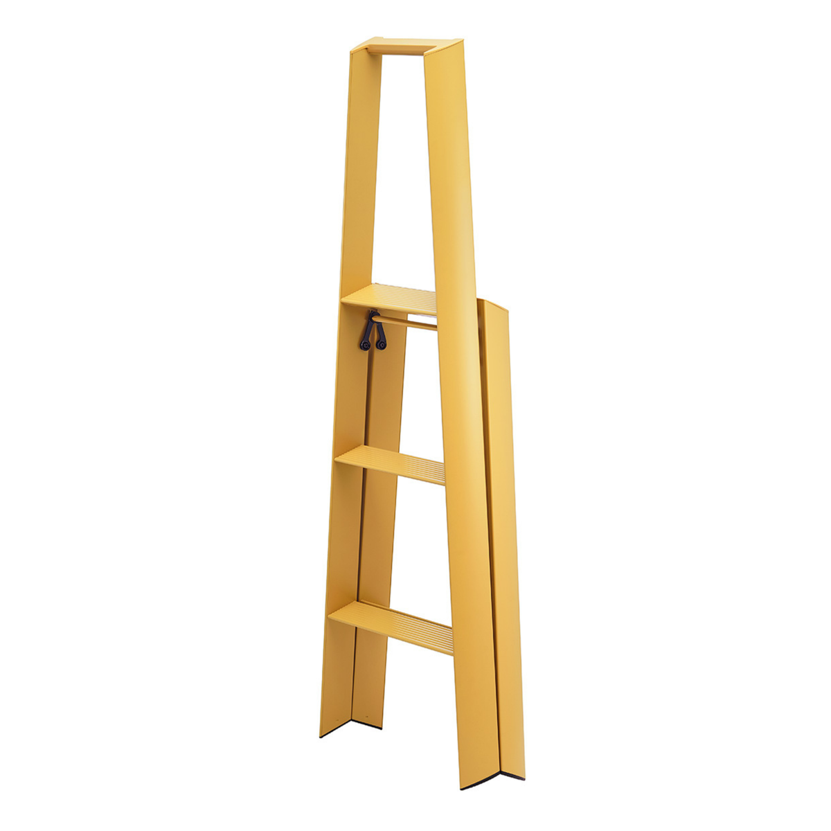 De Hasegawa Lucano Ladder 3 Step Geel van Hasegawa heeft een gele afwerking en een modern, minimalistisch ontwerp dat is geïnspireerd op de Japanse esthetiek. Rechtop geplaatst tegen een witte achtergrond is deze ladder perfect voor wie zowel functionaliteit als stijl in een designladder op prijs stelt.
