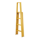 Een Hasegawa Lucano-ladder met 4 treden in de kleur Geel van Hasegawa, met een slank, minimalistisch ontwerp en aluminium treden, staat rechtop tegen een witte achtergrond.