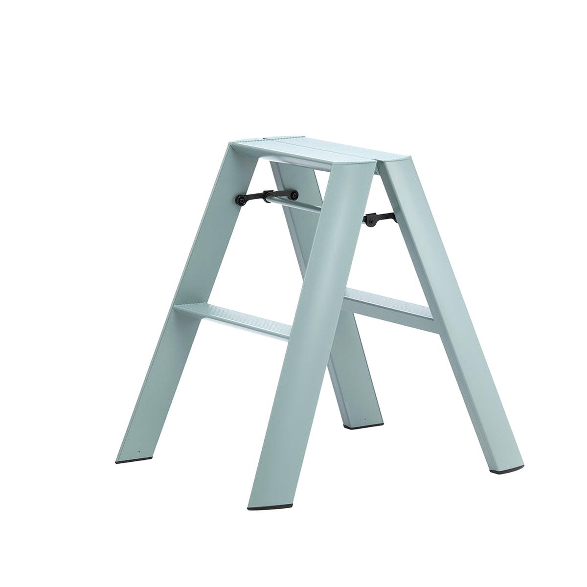 De Hasegawa Lucano Ladder 2 Stap Dusty Mint van Hasegawa heeft een minimalistisch Japans ontwerp en staat open tegen een witte achtergrond.