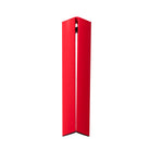 De Hasegawa Lucano Ladder 2 Step Rood van Hasegawa, afgebeeld op een effen witte achtergrond, heeft een opvallende rode kleur en een Japans geïnspireerd ontwerp met een opening in het midden, gemaakt voor zowel veiligheid als stijl.