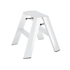 De Hasegawa Lucano Ladder 2 Step Wit Breed van Hasegawa is een wit, modern opvouwbaar opstapkrukje met brede poten en antislipvoetjes, geïnspireerd op Japans design, afgebeeld tegen een effen witte achtergrond.
