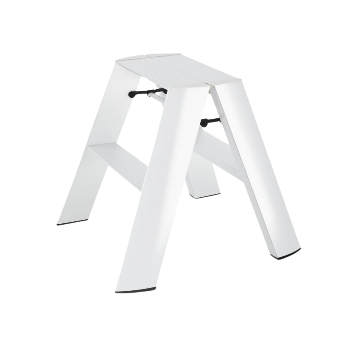 De Hasegawa Lucano Ladder 2 Step Wit Breed van Hasegawa is een wit, modern opvouwbaar opstapkrukje met brede poten en antislipvoetjes, geïnspireerd op Japans design, afgebeeld tegen een effen witte achtergrond.