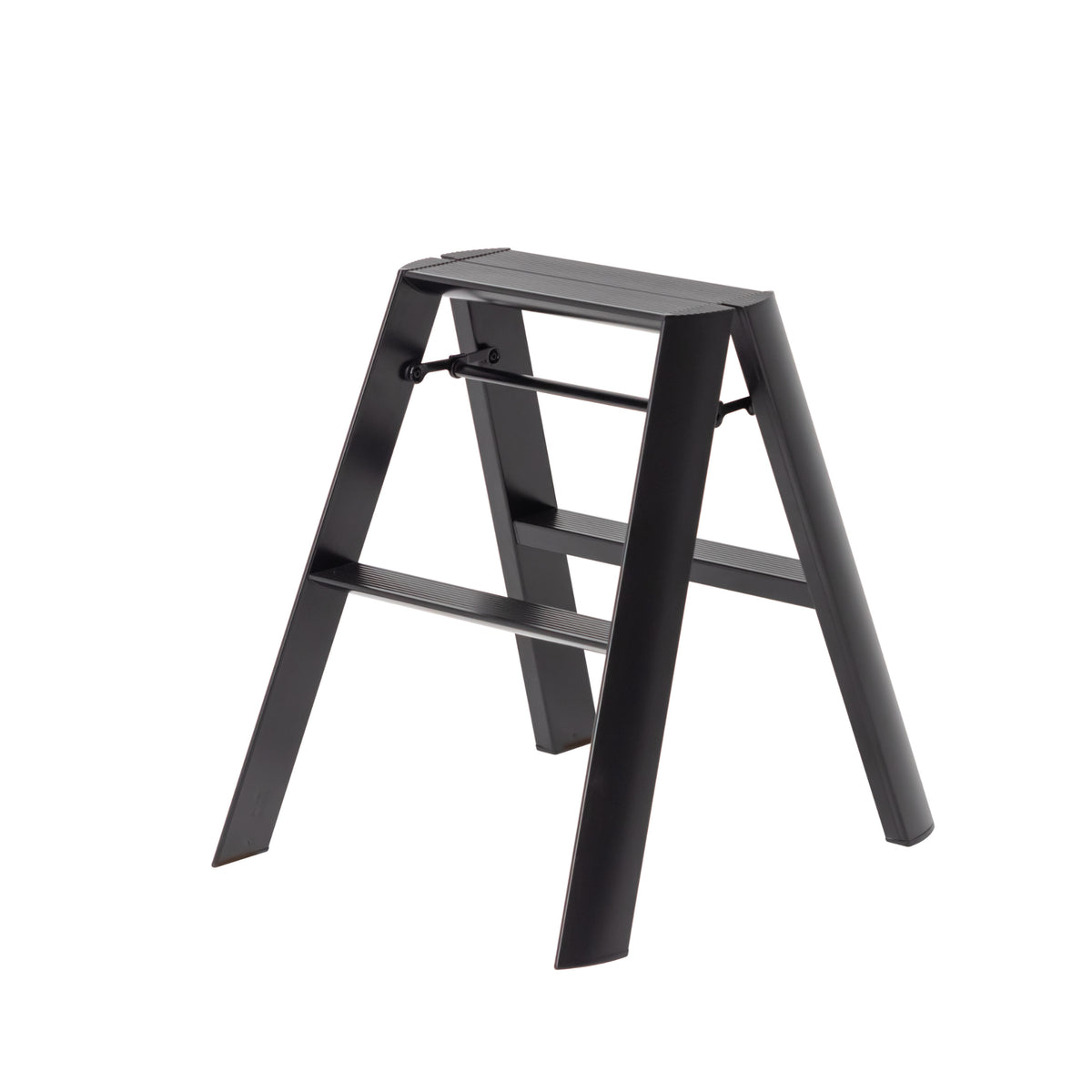 De Hasegawa Lucano Ladder 2 Step Zwart van Hasegawa heeft een strak Japans ontwerp. Dit zwarte opvouwbare opstapkrukje staat op vier poten en combineert eenvoud en moderne stijl tegen een witte achtergrond.