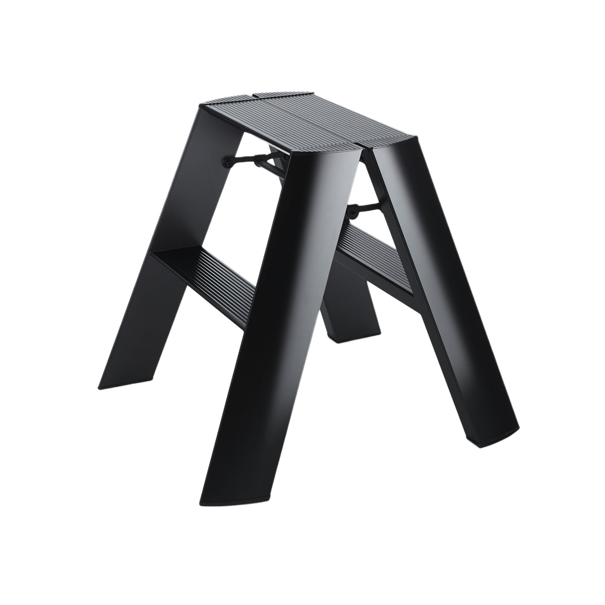 De Hasegawa Lucano Ladder 2 Stap Zwart Breed, een zwarte, moderne ladder met brede poten en gestructureerde treden van Hasegawa, geïnspireerd op Japans design, wordt getoond tegen een effen witte achtergrond.