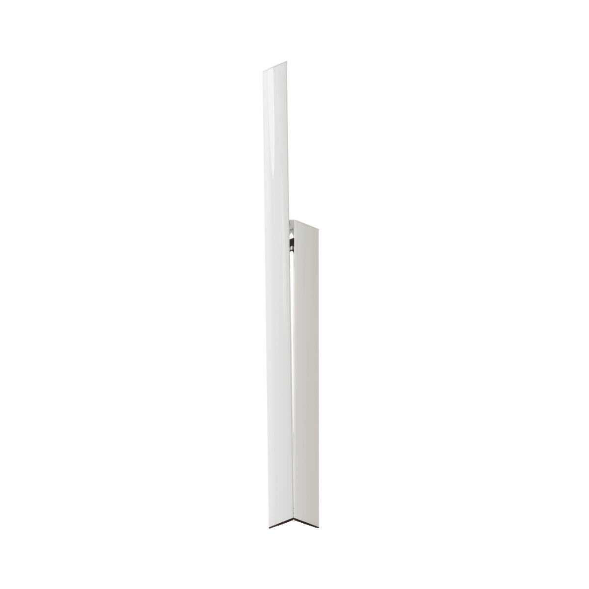 De Hasegawa Lucano Ladder 3 Step Wit van Hasegawa is een strakke, minimalistische witte ladder met schuine lijnen, geïnspireerd door de Japanse design esthetiek - tegen een effen witte achtergrond.