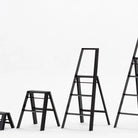Vier Hasegawa Lucano Ladder 3 Stappen Zwart trapladders van Hasegawa, geïnspireerd op Japans design, staan in een rij op een effen witte achtergrond en tonen een progressie van de kortste naar de langste.