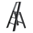 De Hasegawa Lucano Ladder 3 Staps Zwart Breed van Hasegawa, een moderne zwarte driestaps vouwladder geïnspireerd op Japans design, staat open en schuin naar rechts tegen een witte achtergrond.