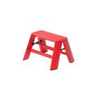 De Hasegawa Lucano Ladder 1 Step Rood van Hasegawa is een compact rood plastic opstapkrukje met vier schuine poten en een geribbelde bovenkant, weergegeven tegen een effen witte achtergrond.