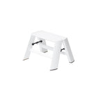 De Hasegawa Lucano Ladder 1 Step Wit van Hasegawa is een compact, wit opstapkrukje met zwarte steunbalken, geïnspireerd op Japans design en afgebeeld op een effen witte achtergrond.
