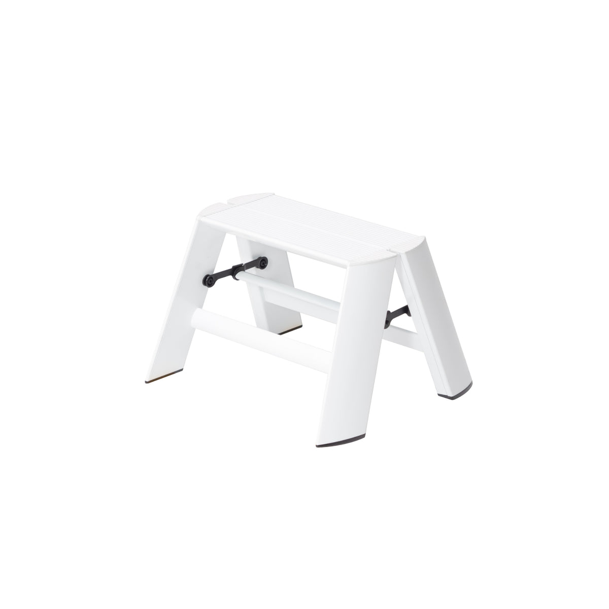 De Hasegawa Lucano Ladder 1 Step Wit van Hasegawa is een compact, wit opstapkrukje met zwarte steunbalken, geïnspireerd op Japans design en afgebeeld op een effen witte achtergrond.