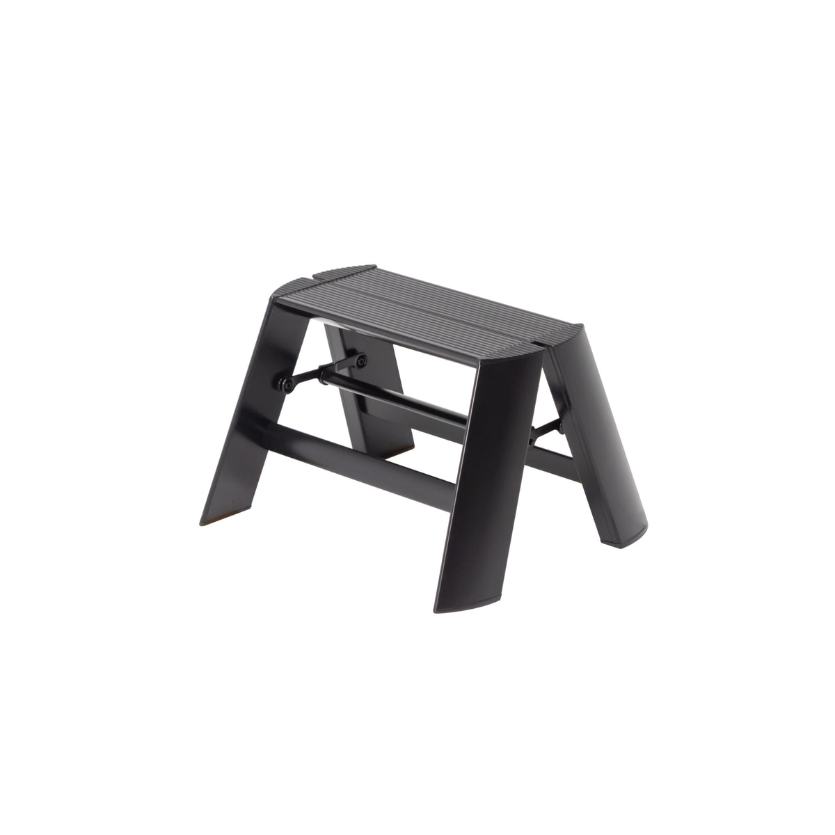 De Hasegawa Lucano Ladder 1 Step Zwart van Hasegawa is een compact, zwart opvouwbaar opstapkrukje met een gestructureerd bovenblad, geïnspireerd op Japans design en afgebeeld tegen een witte achtergrond.